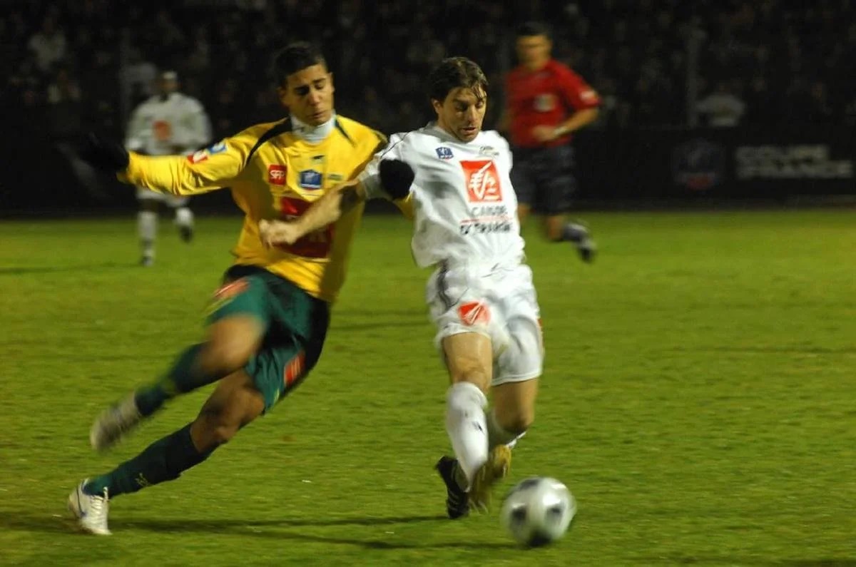 Mickaël Bessaque au duel avec un Nantais. Photo Bernard Lorette.