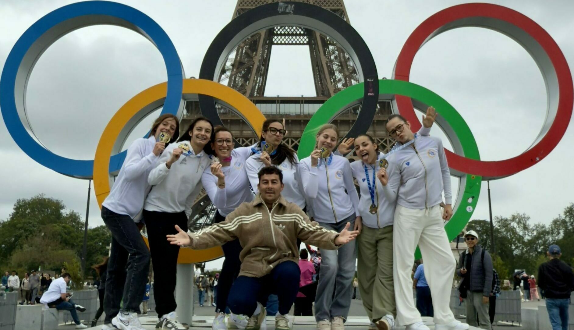 Rémi Laâsri avec les gymnastes de l’ISM Montluçon devant les anneaux olympiques et la tour Eiffel à Paris Rémi Laâsri avec les gymnastes de l’ISM Montluçon devant les anneaux olympiques et la tour Eiffel à Paris